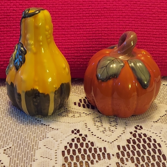 Vintage Gourd and Pumpkin Salt & Pepper Shakers - Picture 3 of 7